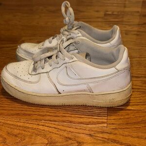 White Nike Air Force 1 low’s